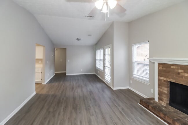 Photo - 643 Tarragon Way SW