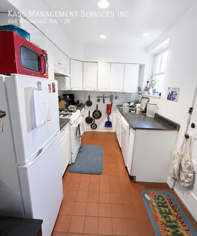 Building Photo - 646 W Oakdale Ave Unit 2R