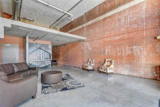Building Main Lobby area - 1635 Washington Ave Unidad 311 St Louis Downtown Furnished Loft