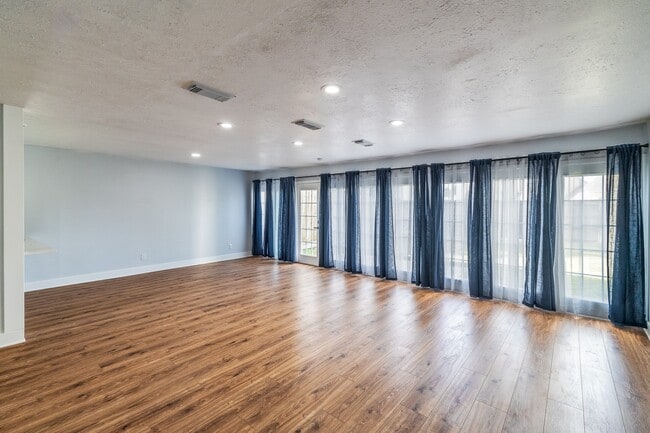 Building Photo - 3939 Knollcrest Dr