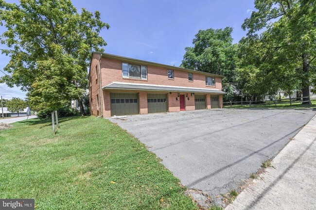 2nd Floor Apartment over 2-car Garage - 2nd Floor Apartment over 2-car Garage