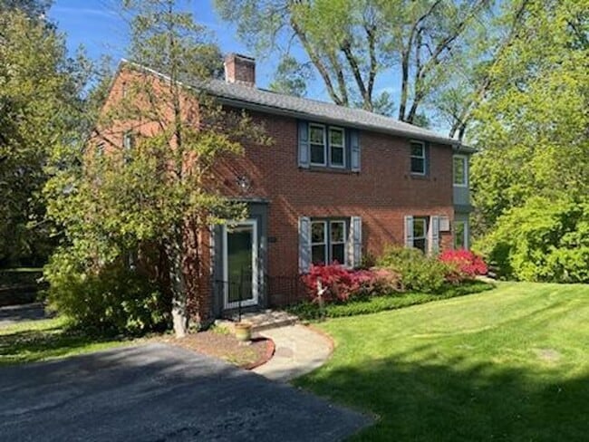 Building Photo - 2820 Cumberland Blvd Unit Apt 1 (first floor)