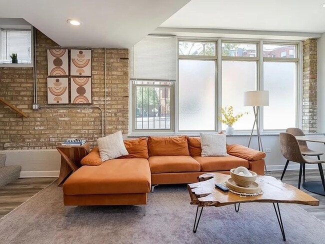 2048 W Touhy Ave