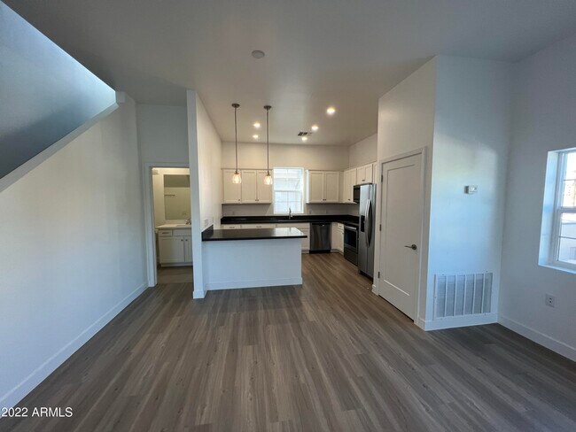 Photo - 615 N 6th Ave