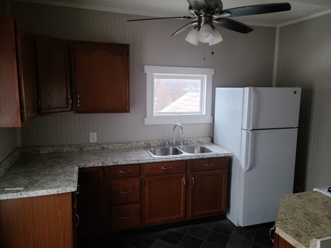 Building Photo - 628 State St Unit 2