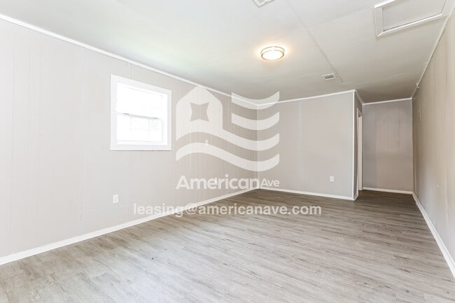 Photo - 422 Queen Marie Ln