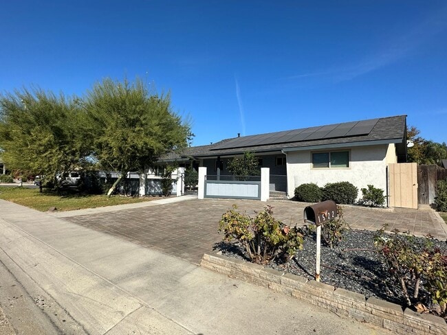 Building Photo - SE Visalia home with pool coming soon! All utilities included