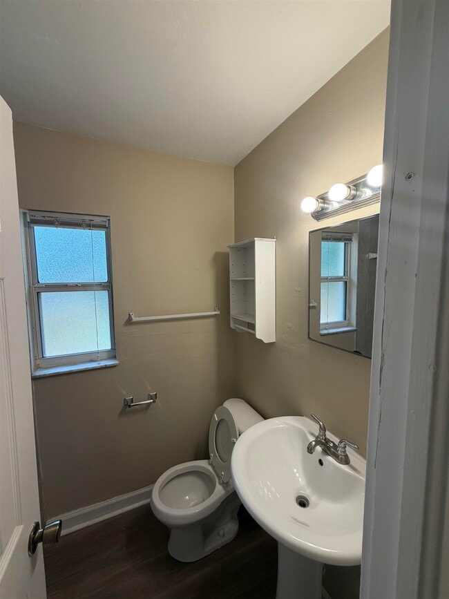 Photo - 2404 Surrey St