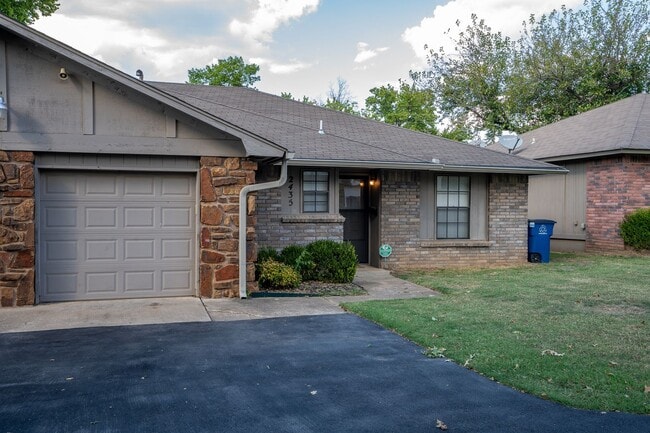 Building Photo - Stunning 2 Bed 2 Bath Home on Quiet Street...