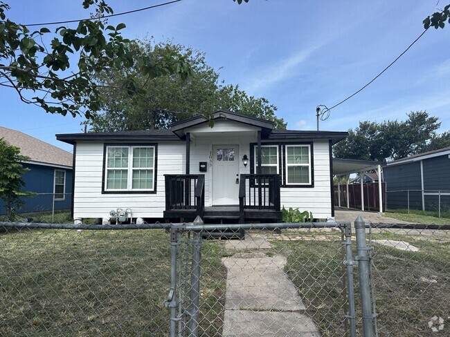 Building Photo - Remodeled 4 Bedroom with New A/C Rental