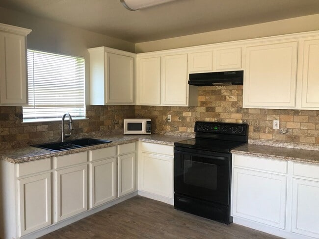 Photo - Adorable 3 Bedroom in Merkel!