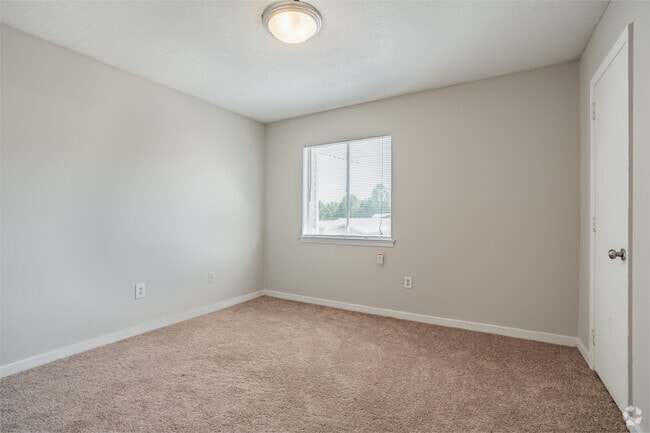 Townhouse 2BR, 1.5BA - 960SF