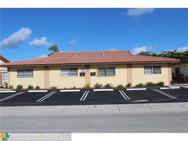 Building Photo - 7515 NW 44th Ct Unit 5