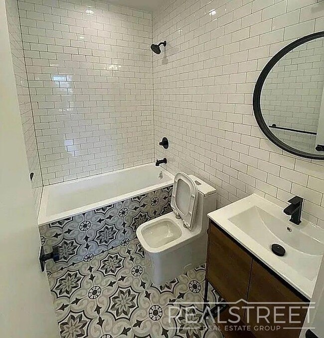 Photo - Bright & Renovated 2-Bedroom Apartment with Modern Amenities and Roof Access Unidad 2