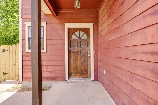 Photo - 1300 Chicon St