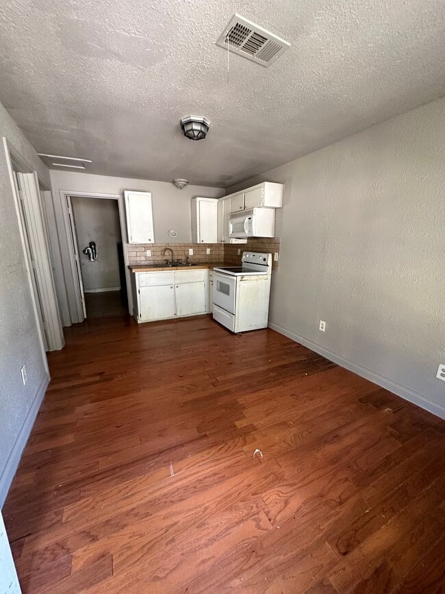 Photo - 2 BEDROOM 1 BATH HOUSE ALL ELECTRIC CENTRAL HEAT & AIR HAS STACK WASHER/DRYER CONNECTION.