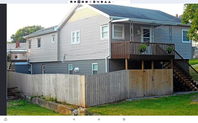 916 Front St