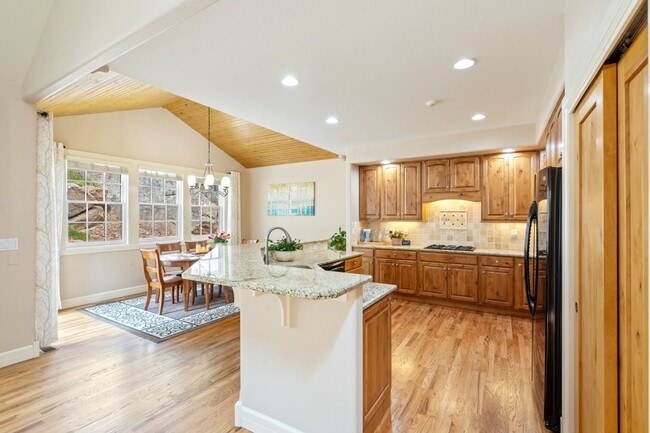 Photo - Gorgeous 4 Bedroom Townhome located in Gated Broadmoor Community