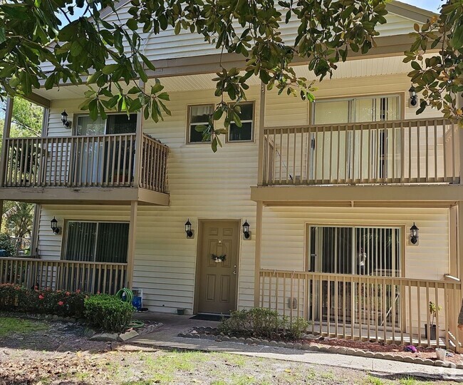 Building Photo - Quaint Townhome