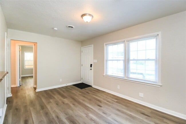 Photo - 1105 Locust Dr