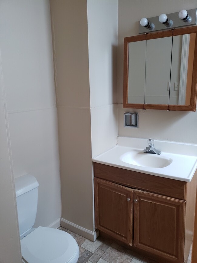 Building Photo - 1 bed house with washer dryer hook up