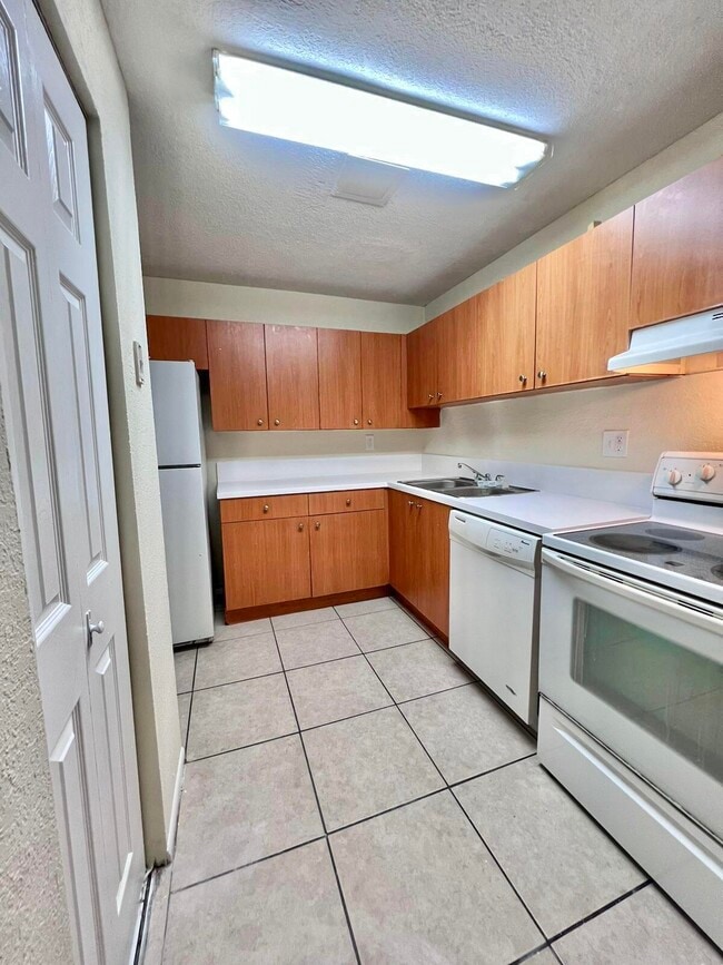 Building Photo - 415 Executive Center Dr Unit 213 Rental