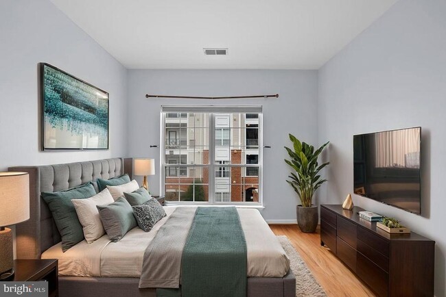 Building Photo - 4852 Eisenhower Ave Unit 237