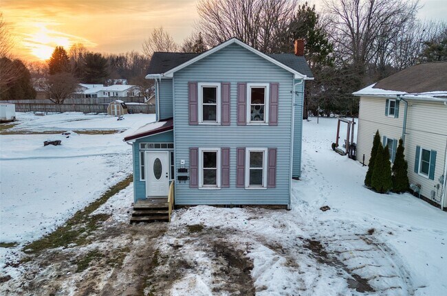 Photo - 1702 Lake St