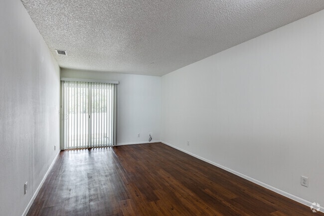 2 BR, 1 BA - 841SF