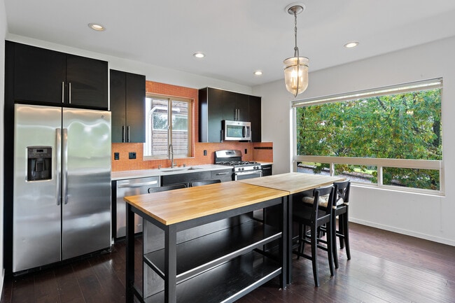 Building Photo - 2010 S Judkins St