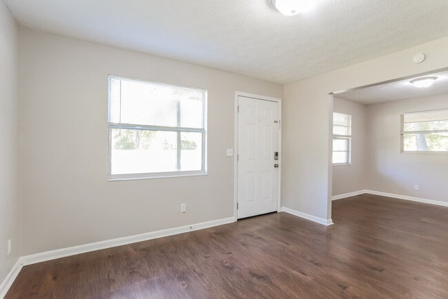 Photo - 2966 W 5th St
