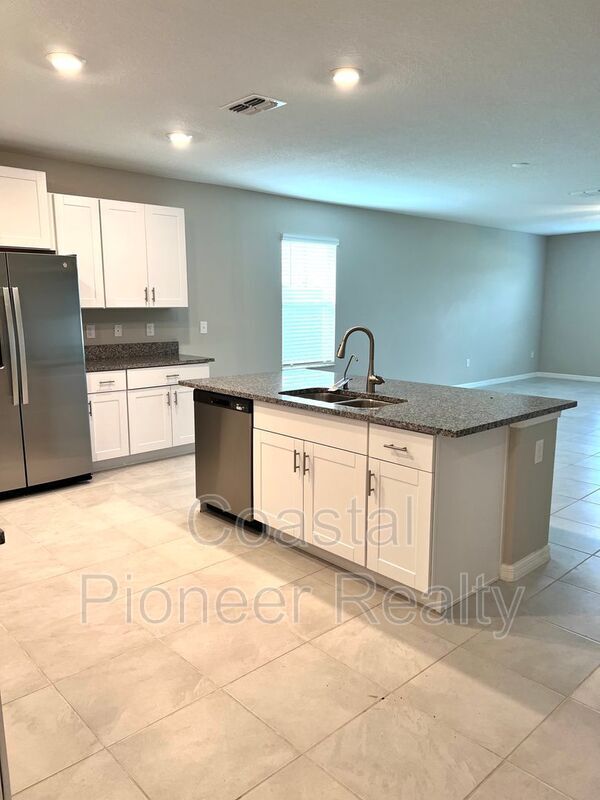 Photo - 16695 Parker River St