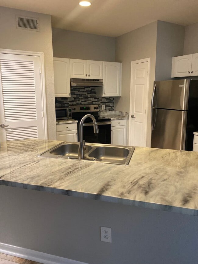 Building Photo - Large Downtown 1 bedroom with Pool View!