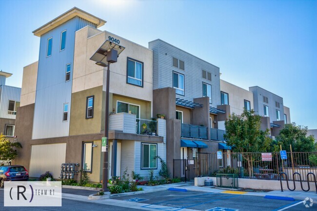 Building Photo - TRI-LEVEL TOWNHOME IN ELEMENTS OF ROSEMEAD!