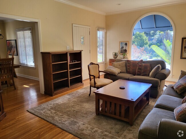 Huge living room - 1146 Avoca Ave Rental