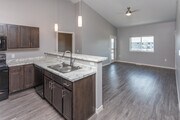 2BR, 2BA - 935SF