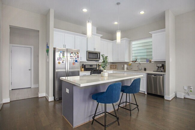 Photo - 5518 Rosslyn Rd