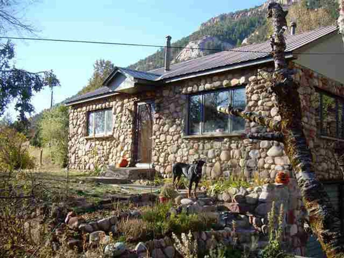 Charming River Rock House - Charming River Rock House