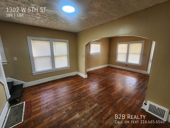 Photo - 1302 W 5th St Apartment