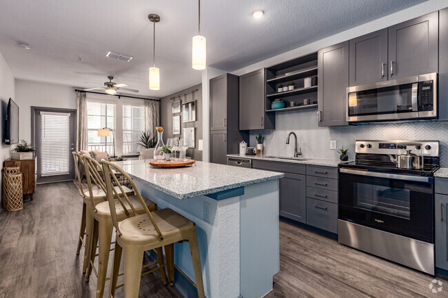 1 BR, 1 BA - 739SF