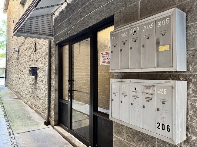 222 W 26th St Unit 205