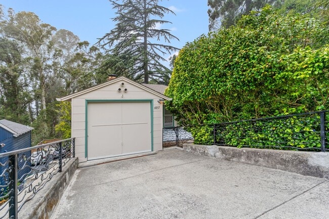 Building Photo - Charming Cul-de-Sac Mid-Century w/ Bay Views In Oakland Hills