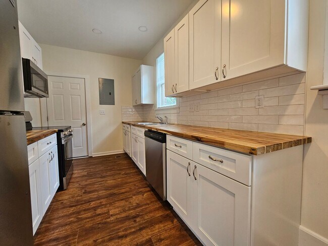 Photo - 515 E 49th St