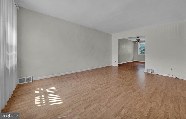 Photo - 539 E Basin St