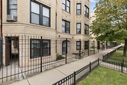 Building Photo - 3639 W Dickens Ave Unit 2A Rental