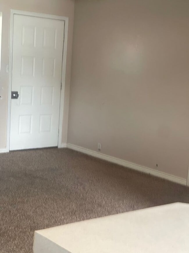 Photo - Nice 3 bedroom 2 bathroom apartment.