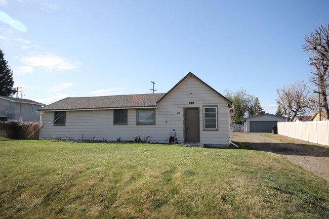Sunnyside single family home with oversize... - Sunnyside single family home with oversize...