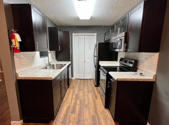 Building Photo - Updated Townhouse!!