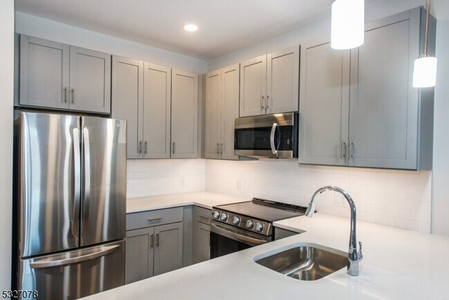 Photo - 515 Union Blvd Unit 28