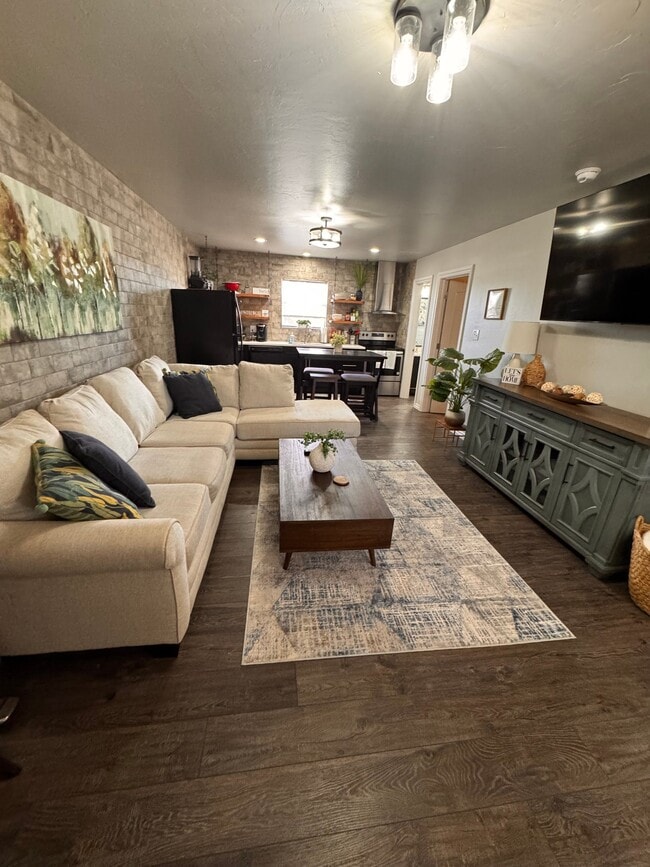 Building Photo - 1207 W Gore Blvd